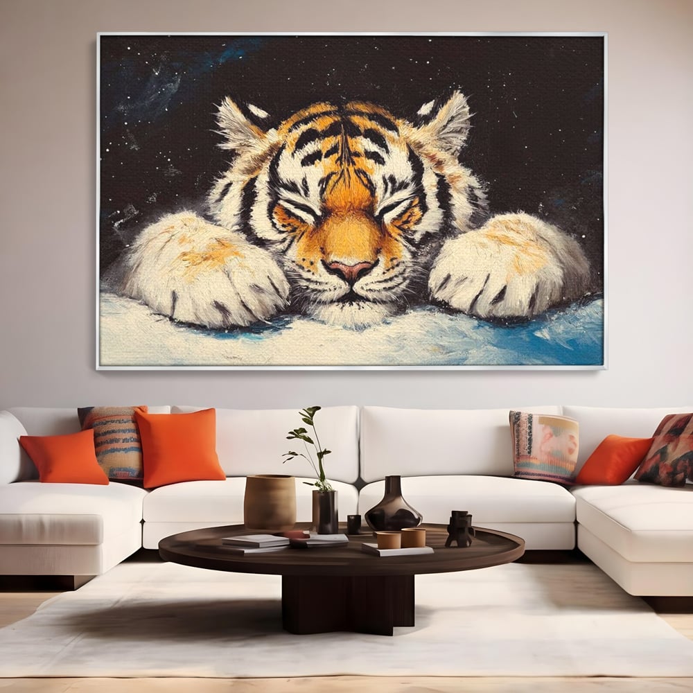 Tablou canvas cu tablou canvas cu pui de tigru dormind, in rama de aluminiu argintiu, pe perete intr-un living
