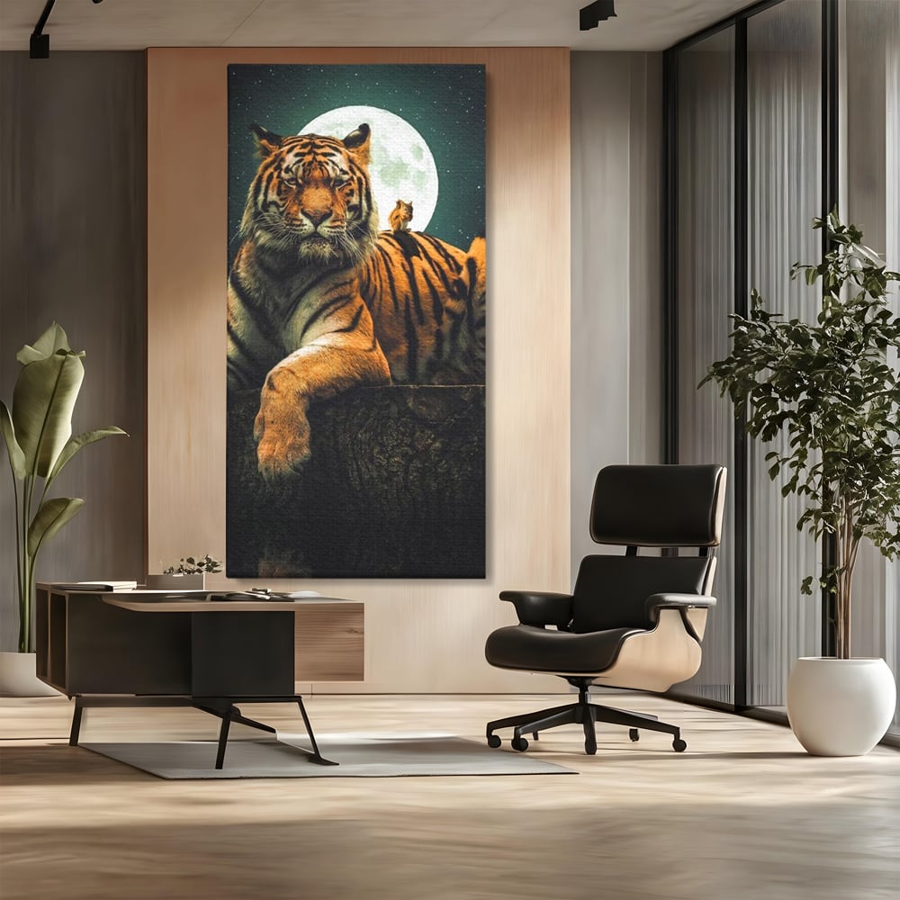 Tablou canvas cu tablou canvas cu tigru si veverita, fara rama, pe sasiu de lemn, pe perete intr-un birou