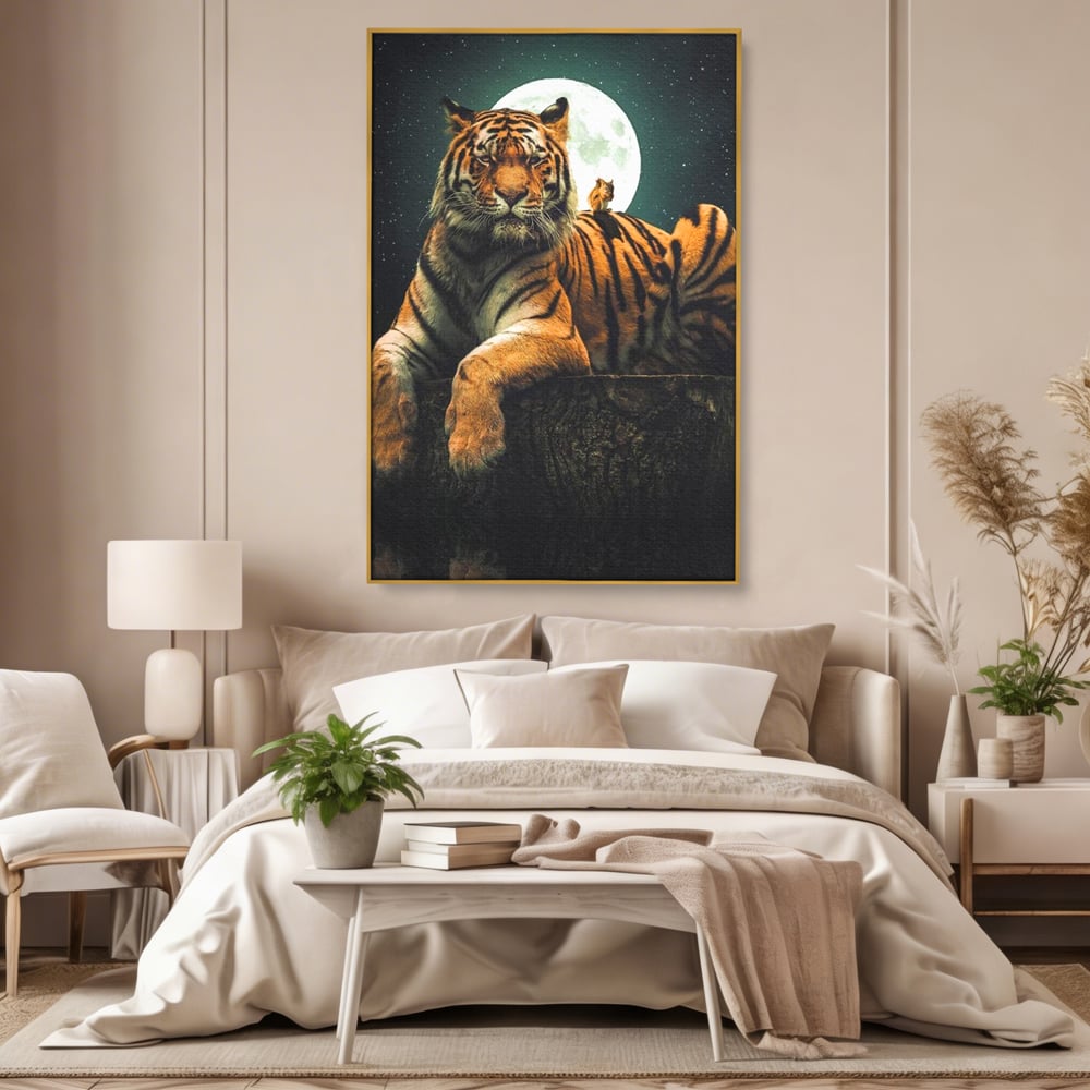 Tablou canvas cu tablou canvas cu tigru si veverita, in rama de aluminiu auriu, pe perete intr-un dormitor