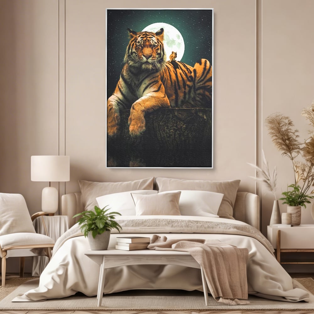 Tablou canvas cu tablou canvas cu tigru si veverita, in rama de aluminiu argintiu, pe perete intr-un dormitor