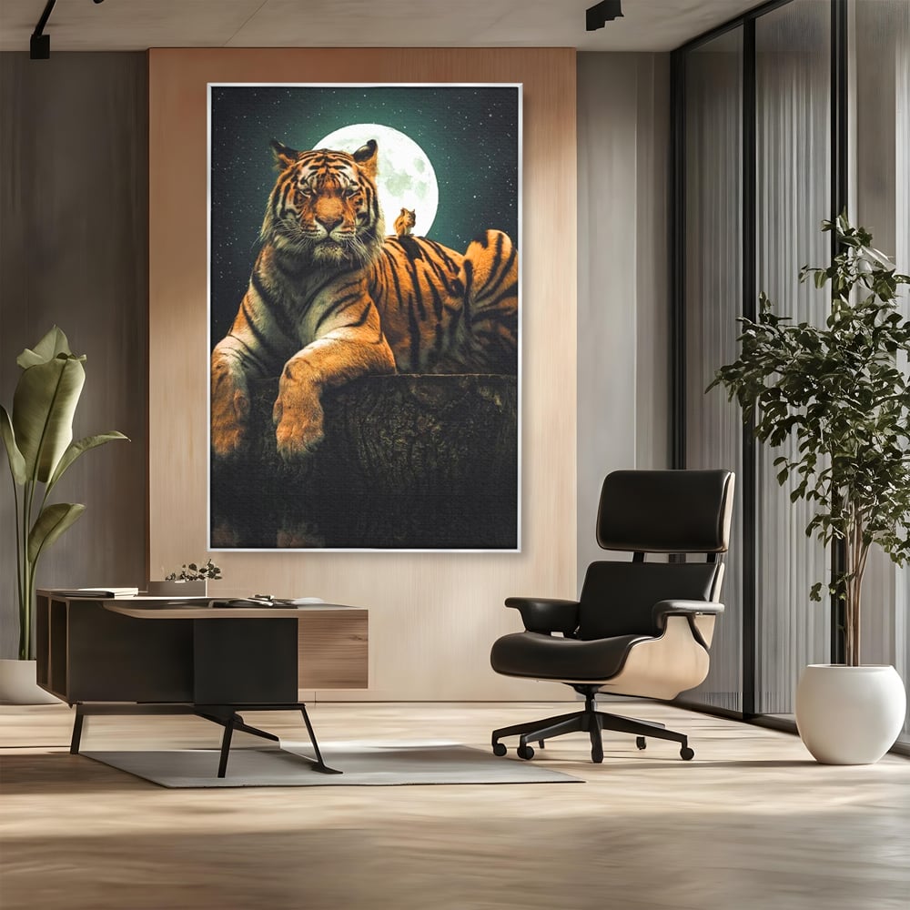 Tablou canvas cu tablou canvas cu tigru si veverita, in rama de aluminiu argintiu, pe perete intr-un birou