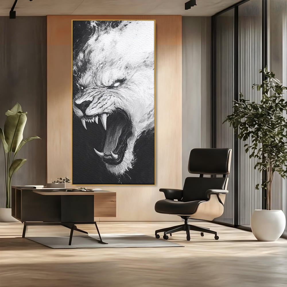 Tablou canvas cu tablou canvas cu tigru alb, in rama de aluminiu auriu, pe perete intr-un birou