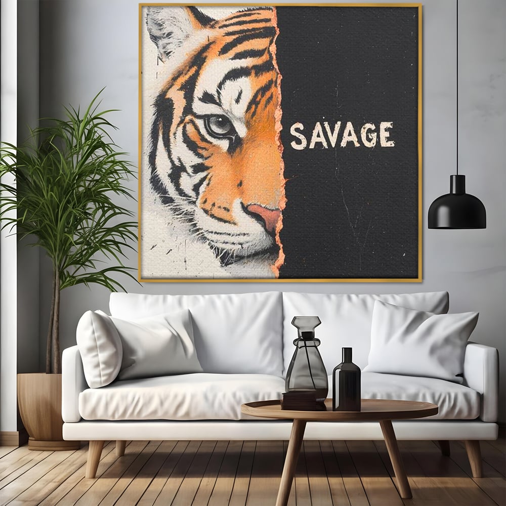 Tablou canvas cu tablou patrat cu portret de tigru si mesaj, in rama de aluminiu auriu, pe perete intr-un living