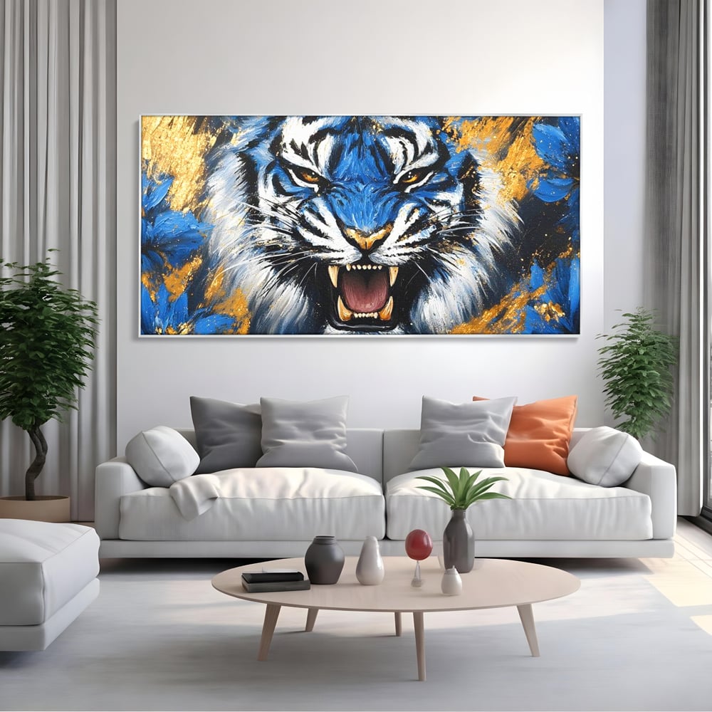 Tablou canvas cu tablou canvas cu tigru albastru si flori, in rama de aluminiu argintiu, pe perete intr-un living