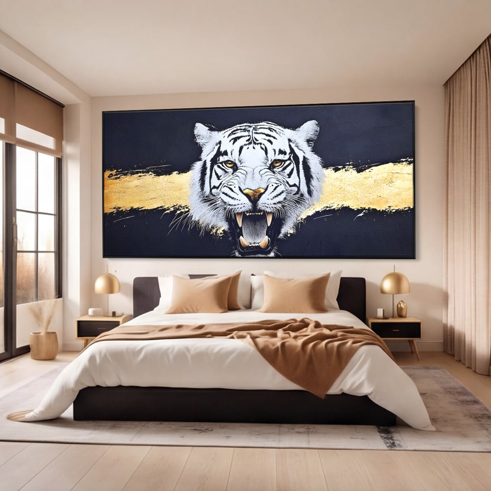 Tablou canvas cu tablou canvas cu tigru alb, in rama de aluminiu negru, pe perete intr-un dormitor