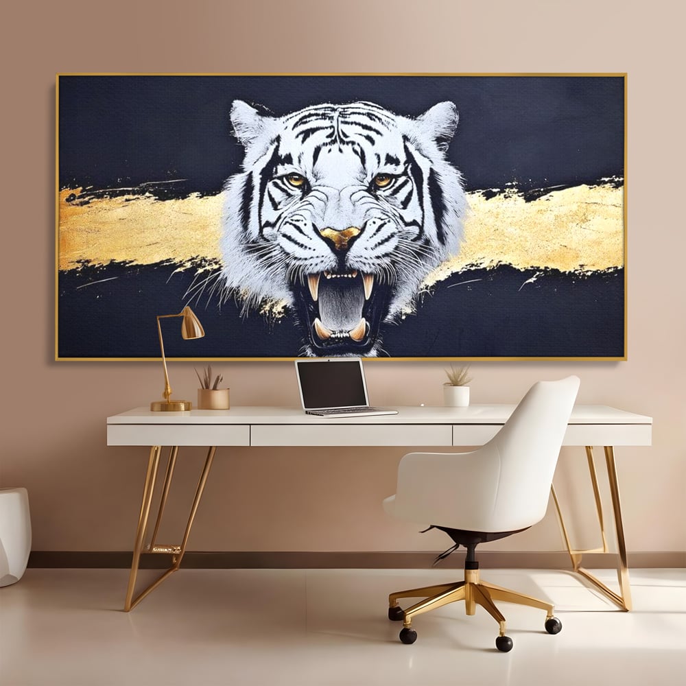 Tablou canvas cu tablou canvas cu tigru alb, in rama de aluminiu auriu, pe perete intr-un birou
