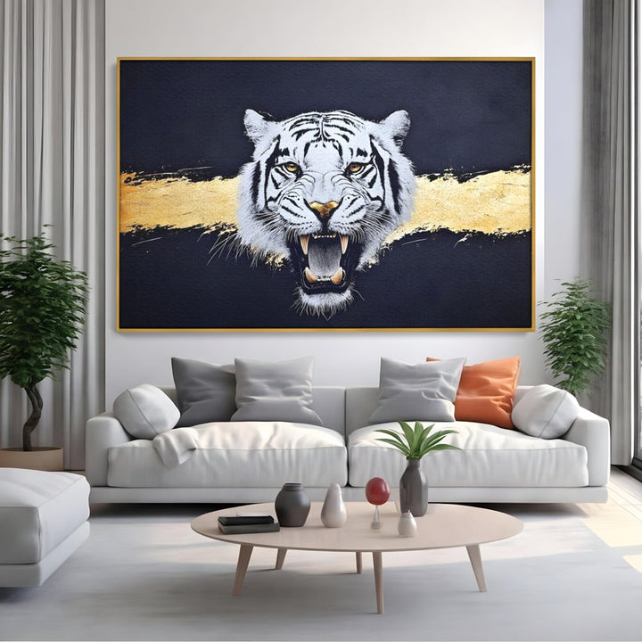 Tablou canvas cu tablou canvas cu tigru alb, in rama de aluminiu auriu, pe perete intr-un living