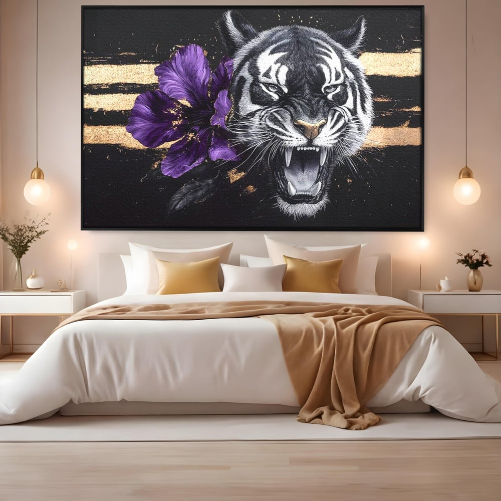 Tablou canvas cu tablou canvas cu tigru si iris violet, in rama de aluminiu negru, pe perete intr-un dormitor