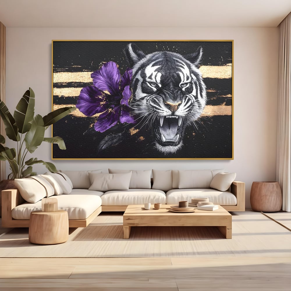 Tablou canvas cu tablou canvas cu tigru si iris violet, in rama de aluminiu auriu, pe perete intr-un living
