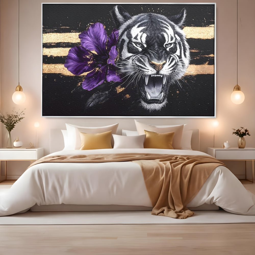 Tablou canvas cu tablou canvas cu tigru si iris violet, in rama de aluminiu argintiu, pe perete intr-un dormitor