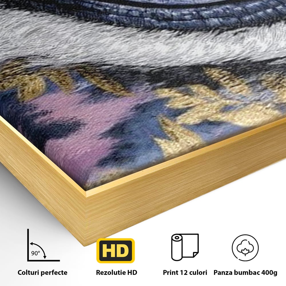 Detaliu al suprafetei: tablou canvas cu ochi de felina, in rama de aluminiu auriu