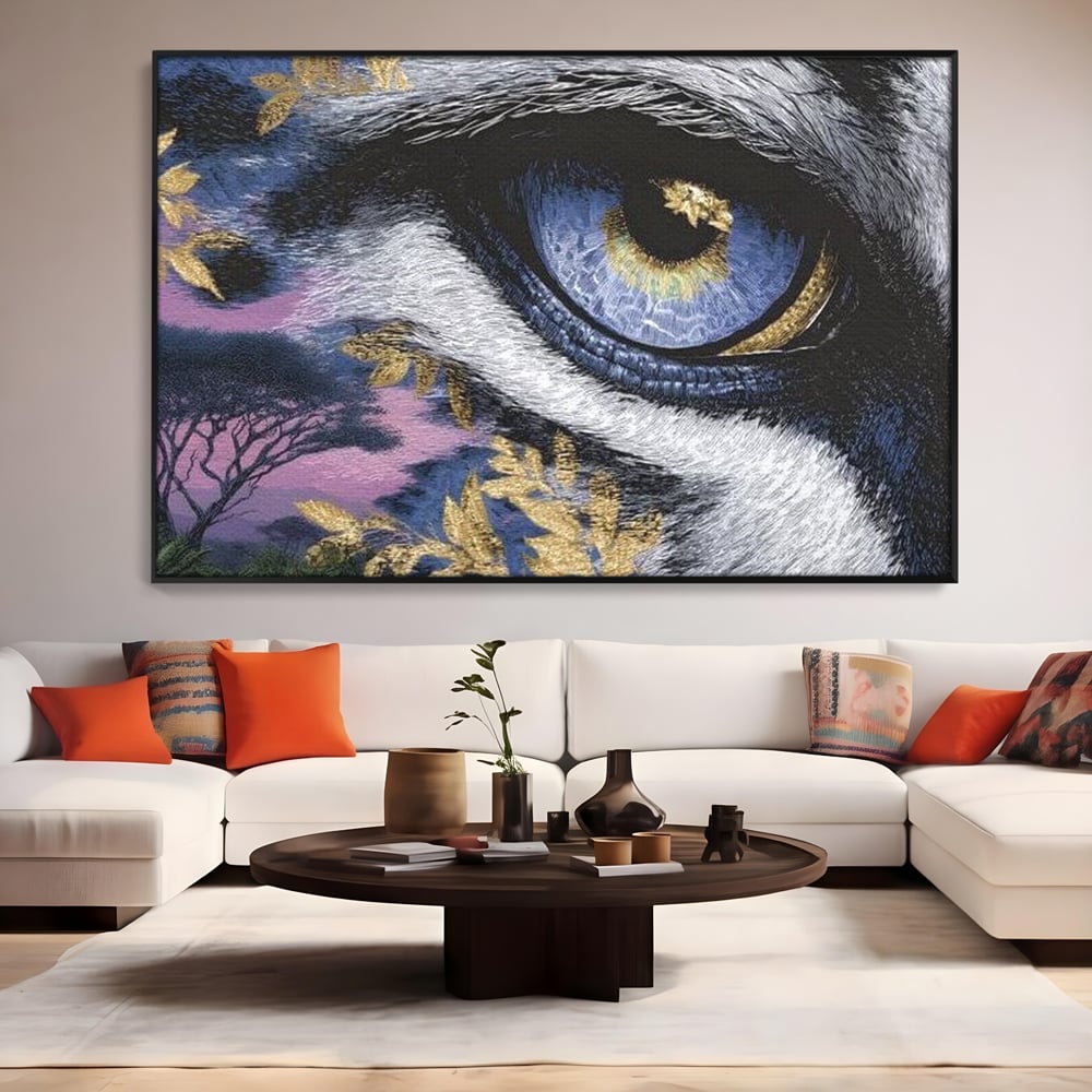 Tablou canvas cu tablou canvas cu ochi de felina, in rama de aluminiu negru, pe perete intr-un living