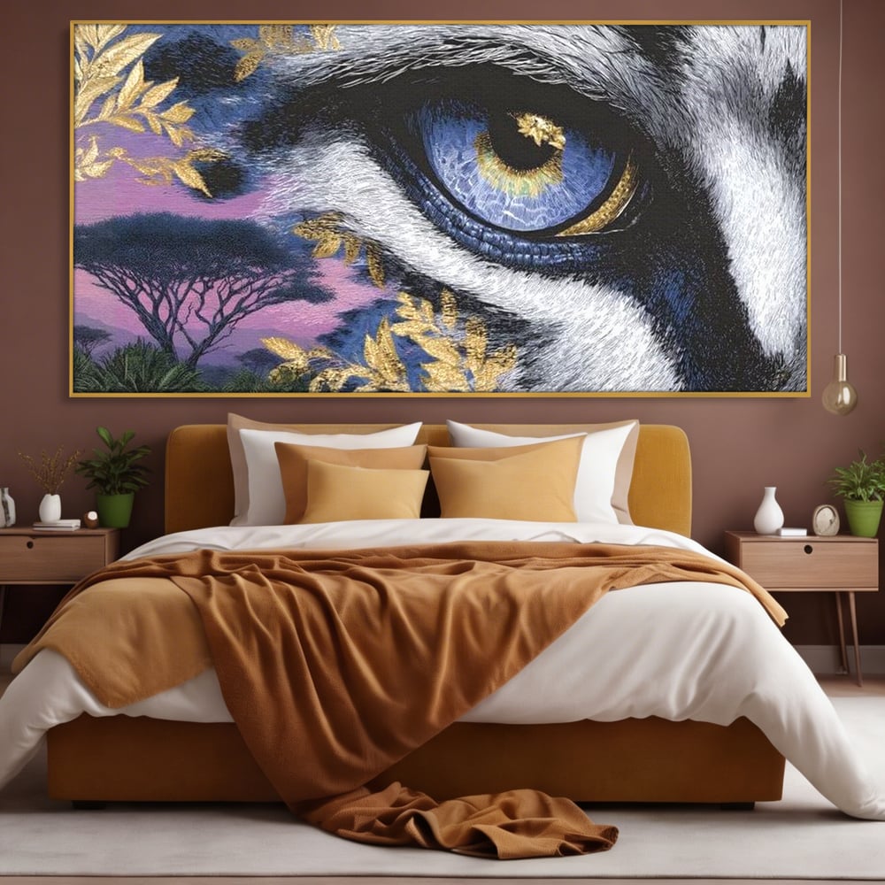 Tablou canvas cu tablou canvas cu ochi de felina, in rama de aluminiu auriu, pe perete intr-un dormitor
