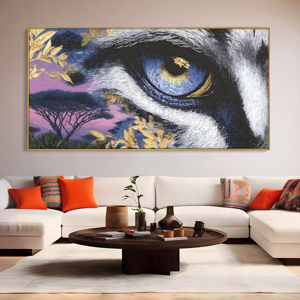 Tablou canvas cu tablou canvas cu ochi de felina, in rama de aluminiu auriu, pe perete intr-un living