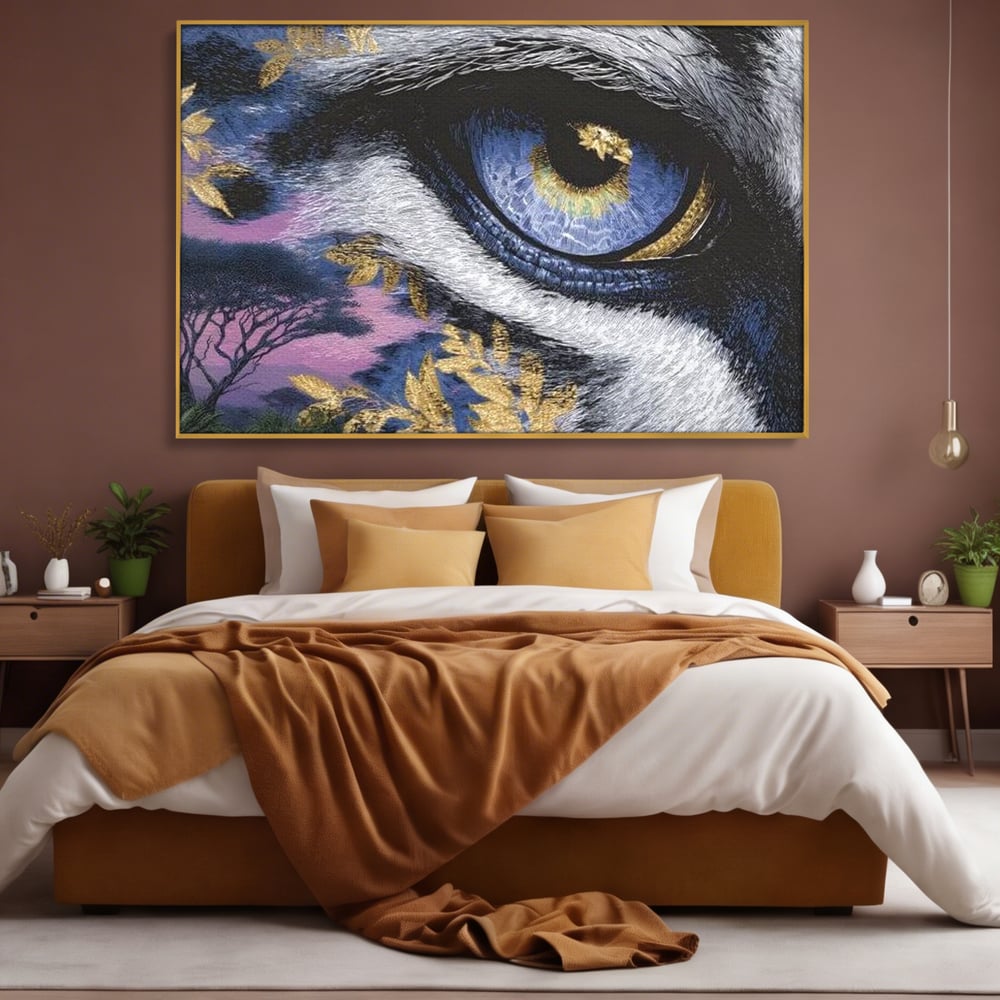 Tablou canvas cu tablou canvas cu ochi de felina, in rama de aluminiu auriu, pe perete intr-un dormitor