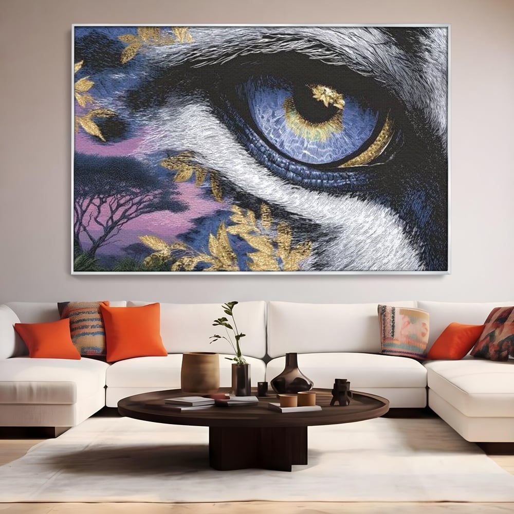 Tablou canvas cu tablou canvas cu ochi de felina, in rama de aluminiu argintiu, pe perete intr-un living
