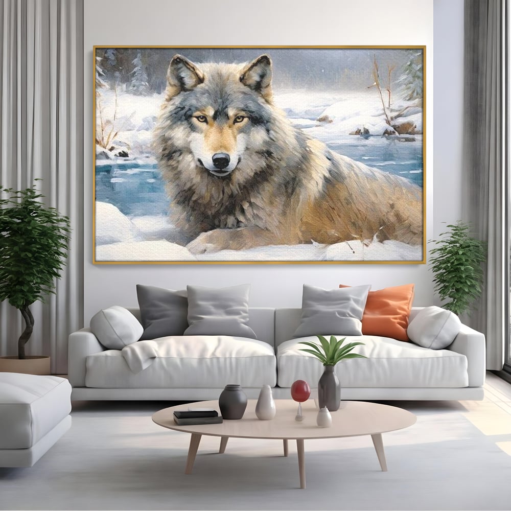Tablou canvas cu pictura cu lup singuratic in zapada, in rama de aluminiu auriu, pe perete intr-un living
