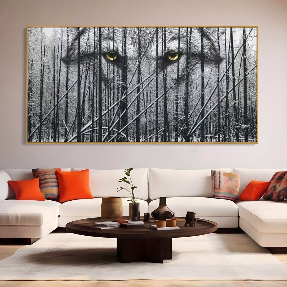 Tablou canvas cu tablou canvas cu ochi de lup si padure iarna, in rama de aluminiu auriu, pe perete intr-un living