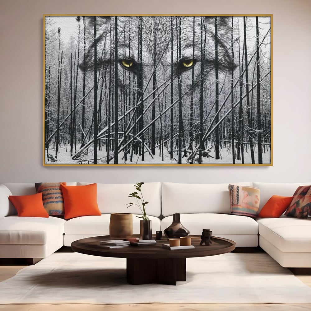 Tablou canvas cu tablou canvas cu ochi de lup si padure iarna, in rama de aluminiu auriu, pe perete intr-un living