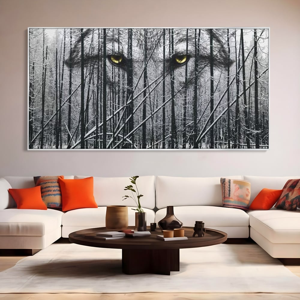Tablou canvas cu tablou canvas cu ochi de lup si padure iarna, in rama de aluminiu argintiu, pe perete intr-un living