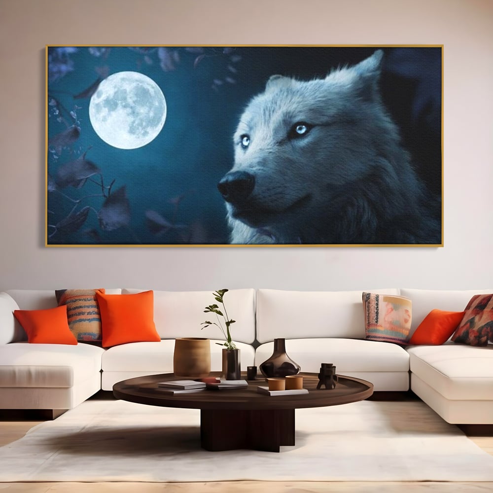 Tablou canvas cu tablou canvas cu lup si luna plina, in rama de aluminiu auriu, pe perete intr-un living