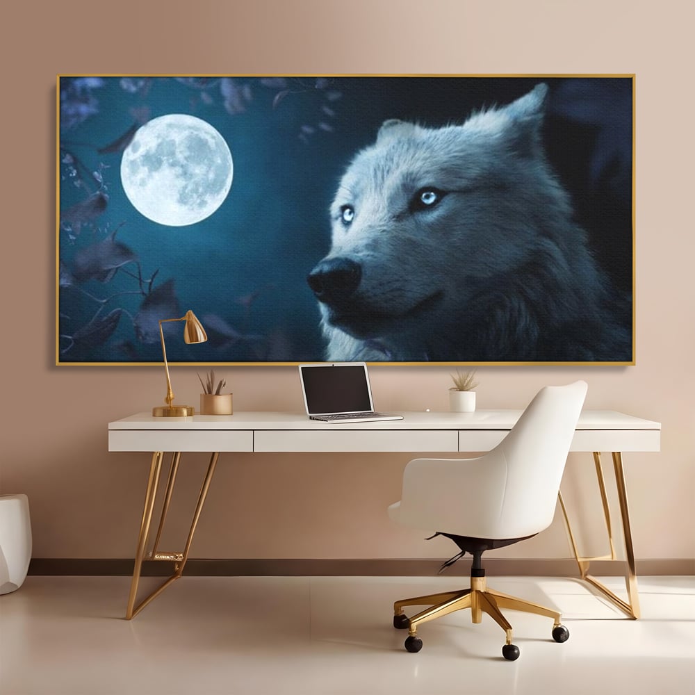 Tablou canvas cu tablou canvas cu lup si luna plina, in rama de aluminiu auriu, pe perete intr-un birou