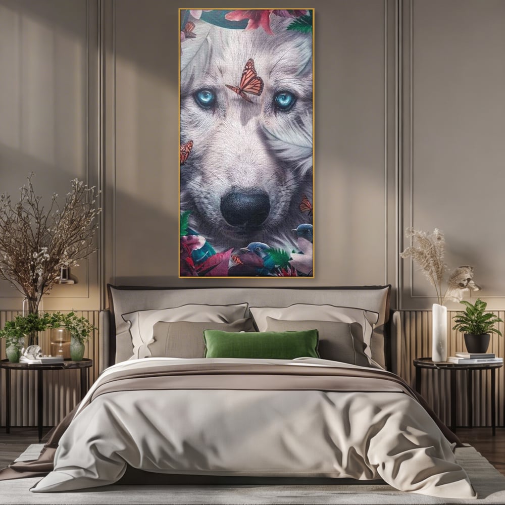 Tablou canvas cu tablou canvas cu lup alb si fluturi, in rama de aluminiu auriu, pe perete intr-un dormitor