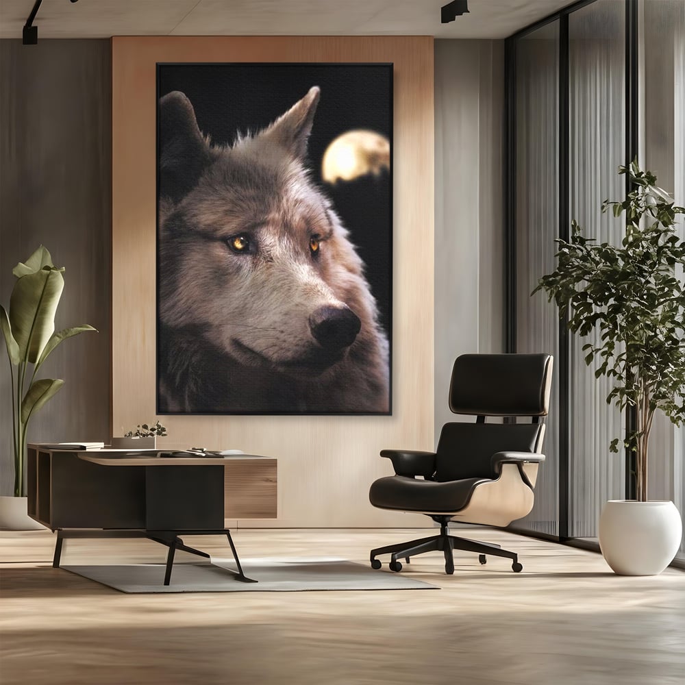 Tablou canvas cu tablou canvas cu cap de lup, in rama de aluminiu negru, pe perete intr-un birou