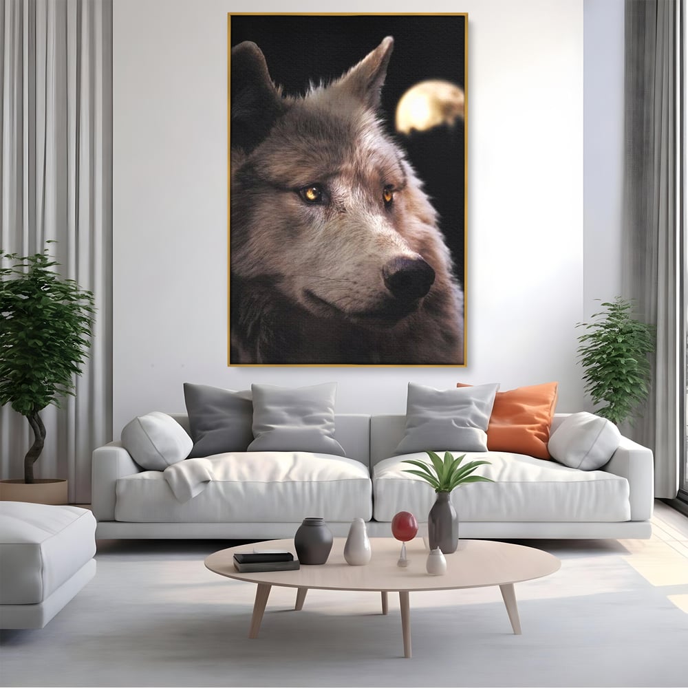 Tablou canvas cu tablou canvas cu cap de lup, in rama de aluminiu auriu, pe perete intr-un living