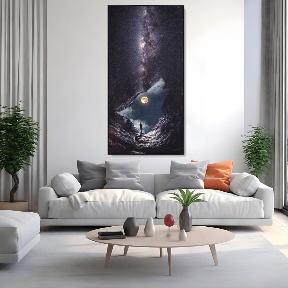 Tablou canvas cu tablou canvas cu silueta de lup, in rama de aluminiu negru, pe perete intr-un living
