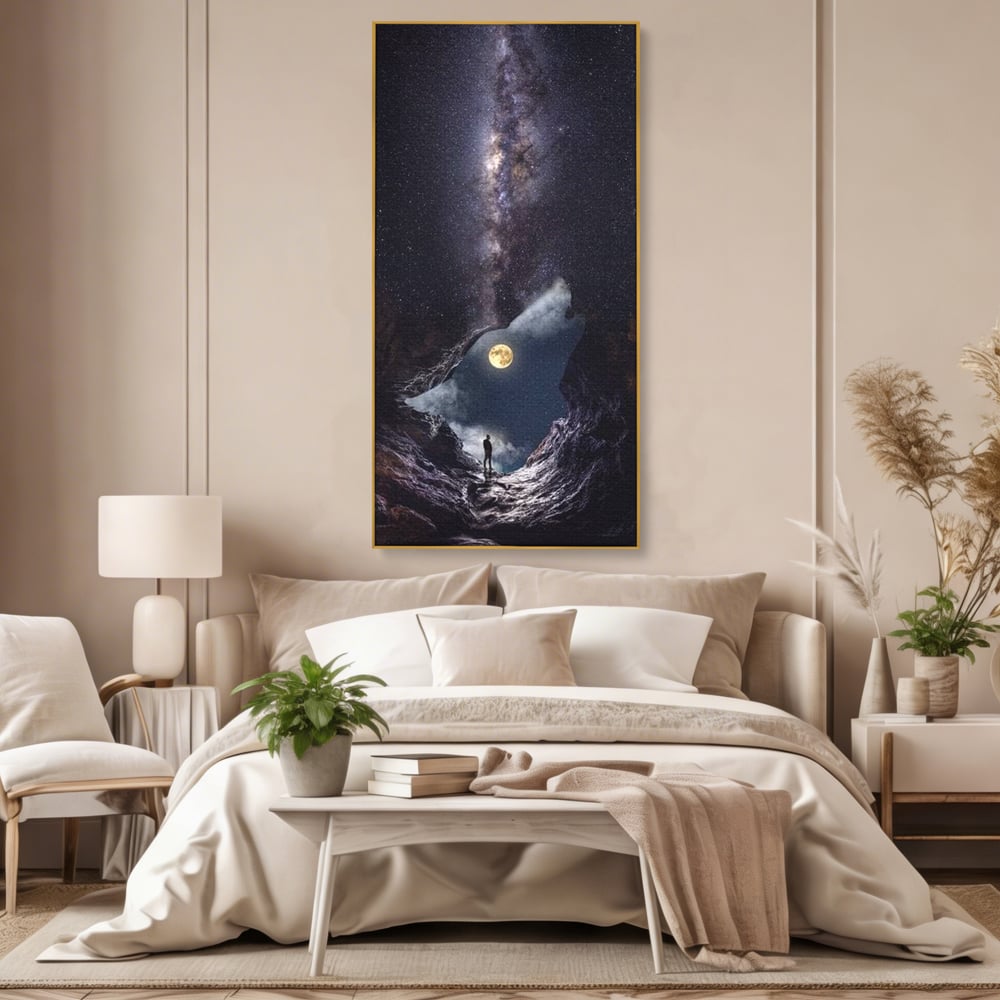 Tablou canvas cu tablou canvas cu silueta de lup, in rama de aluminiu auriu, pe perete intr-un dormitor