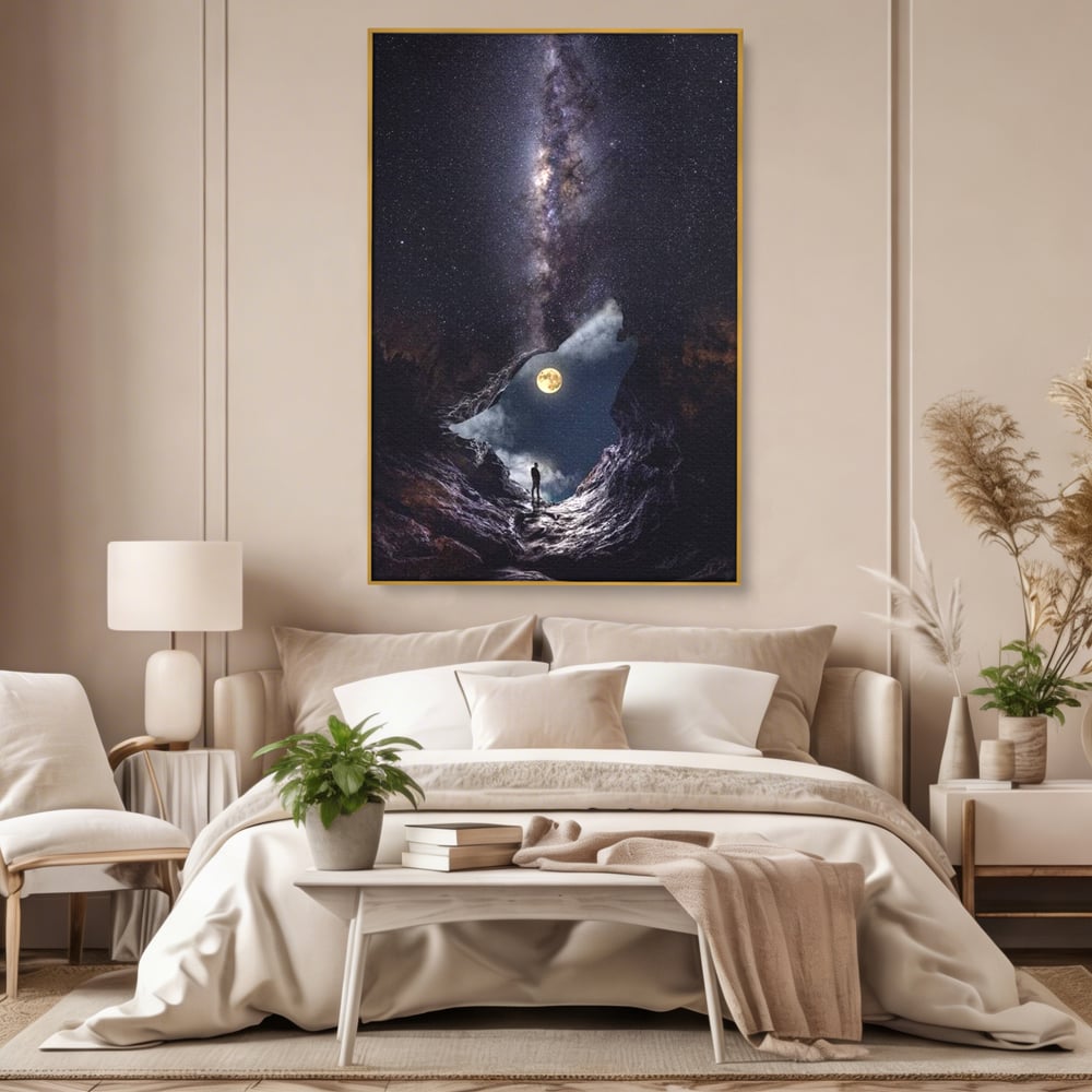 Tablou canvas cu tablou canvas cu silueta de lup, in rama de aluminiu auriu, pe perete intr-un dormitor