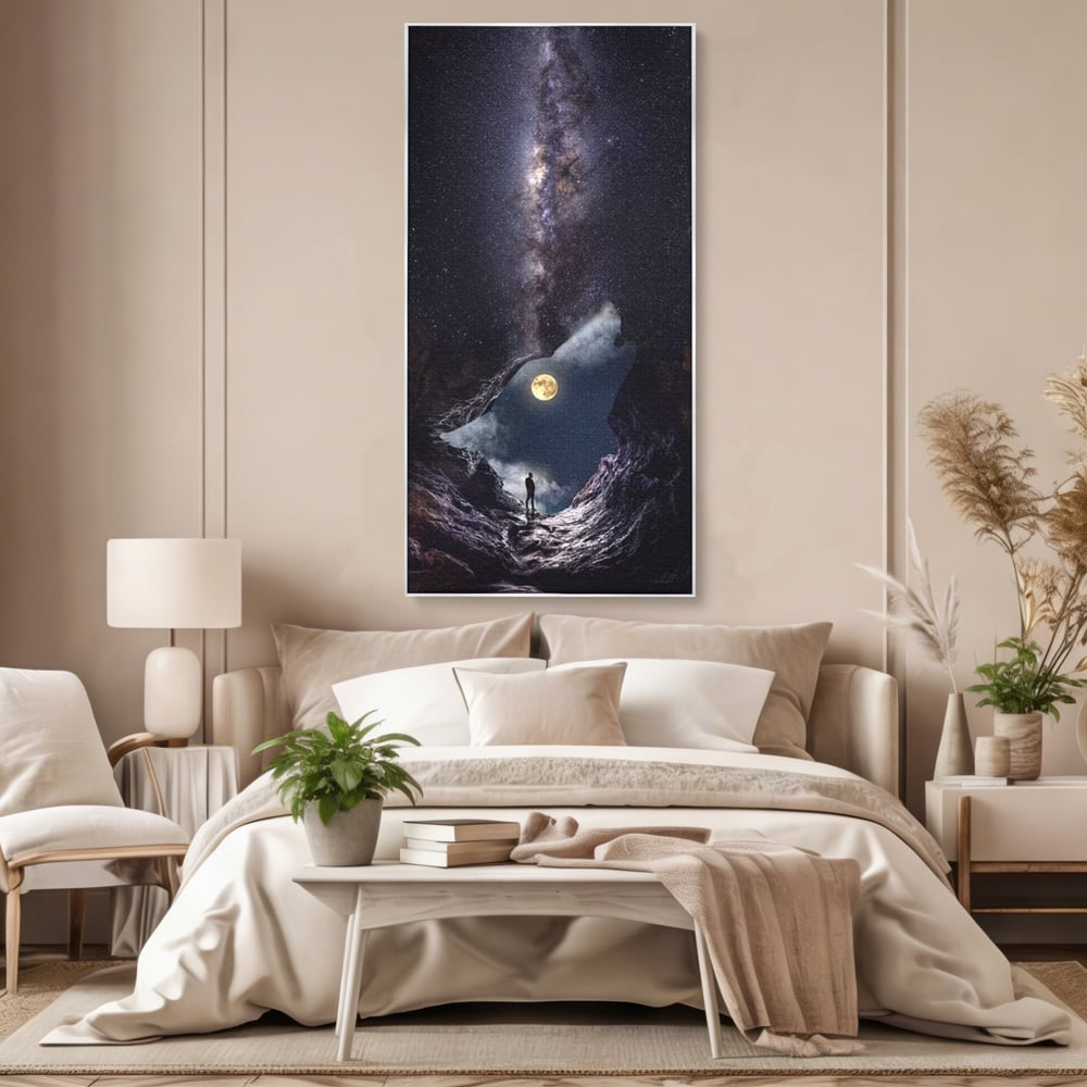 Tablou canvas cu tablou canvas cu silueta de lup, in rama de aluminiu argintiu, pe perete intr-un dormitor