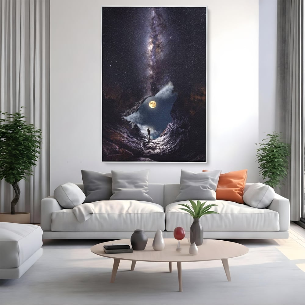 Tablou canvas cu tablou canvas cu silueta de lup, in rama de aluminiu argintiu, pe perete intr-un living