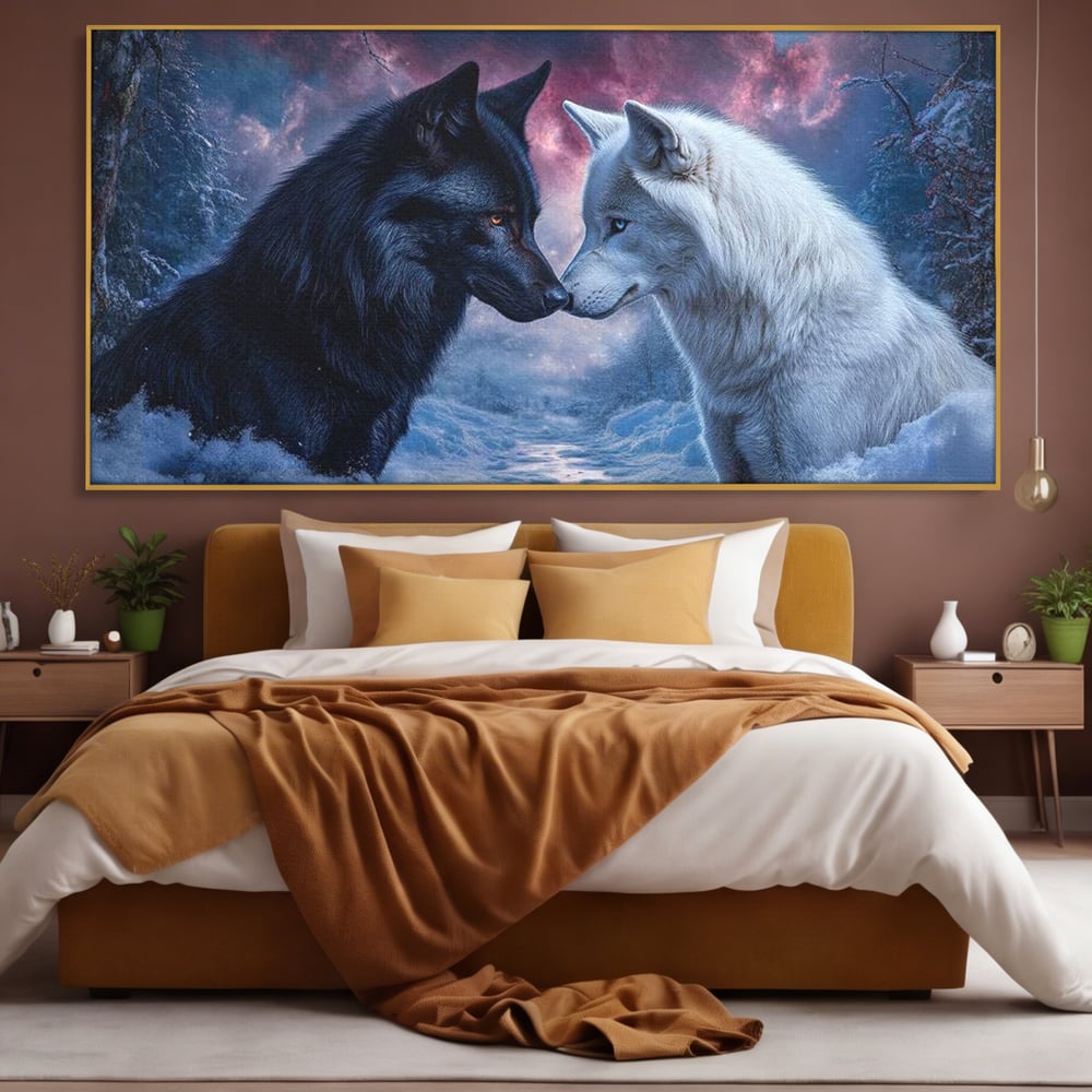 Tablou canvas cu tablou canvas cu doi lupi, in rama de aluminiu auriu, pe perete intr-un dormitor