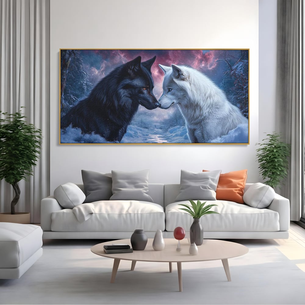 Tablou canvas cu tablou canvas cu doi lupi, in rama de aluminiu auriu, pe perete intr-un living