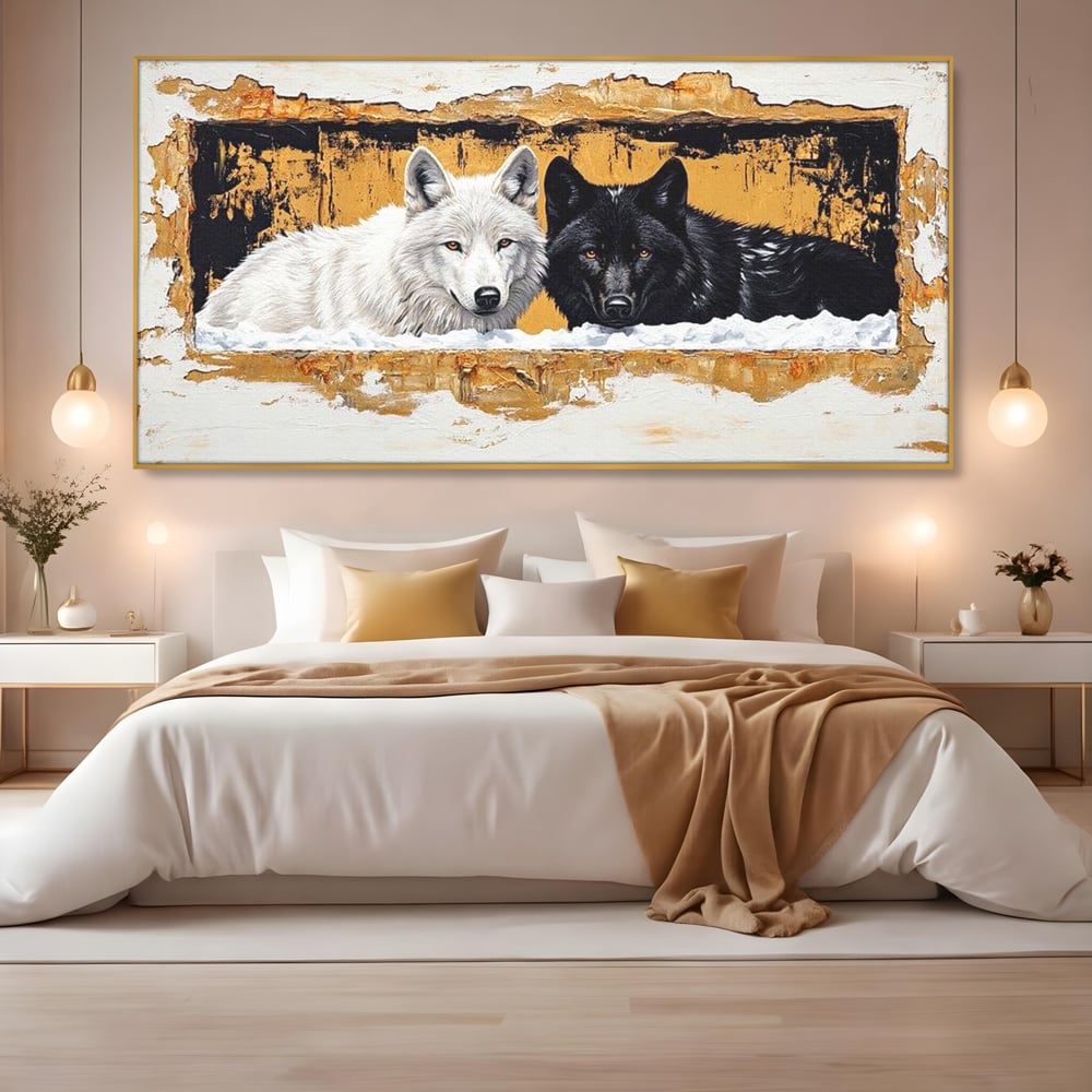 Tablou canvas cu pictura cu doi lupi in zapada, in rama de aluminiu auriu, pe perete intr-un dormitor