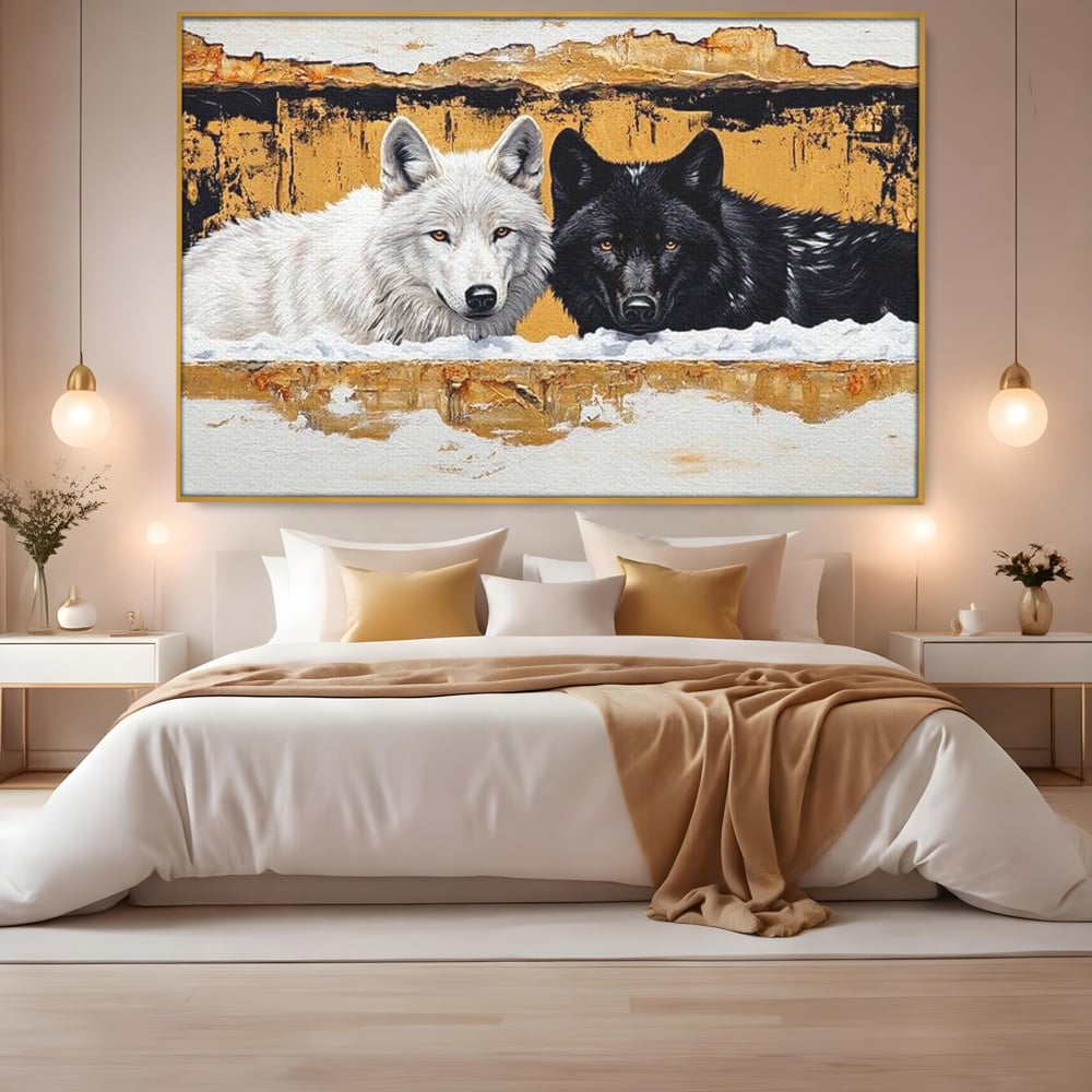 Tablou canvas cu pictura cu doi lupi in zapada, in rama de aluminiu auriu, pe perete intr-un dormitor