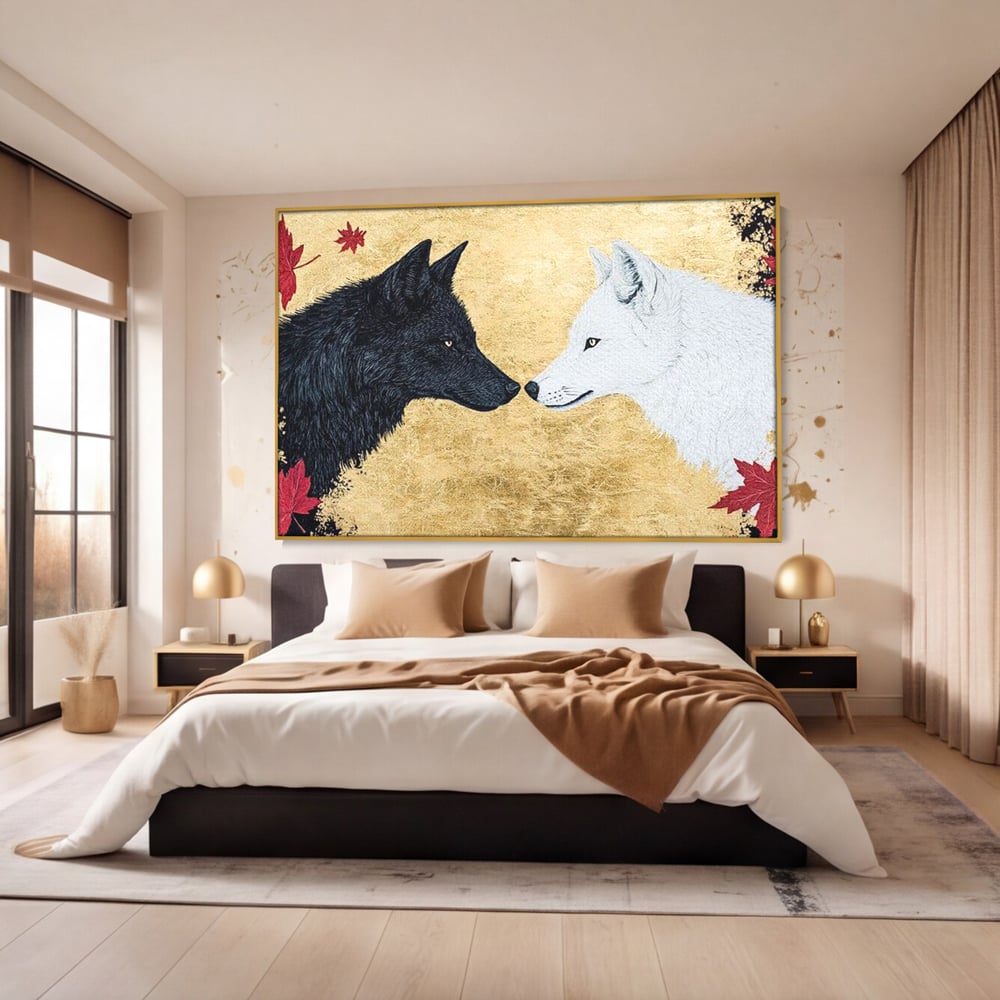 Tablou canvas cu tablou canvas cu doi lupi si frunze de artar, in rama de aluminiu auriu, pe perete intr-un dormitor