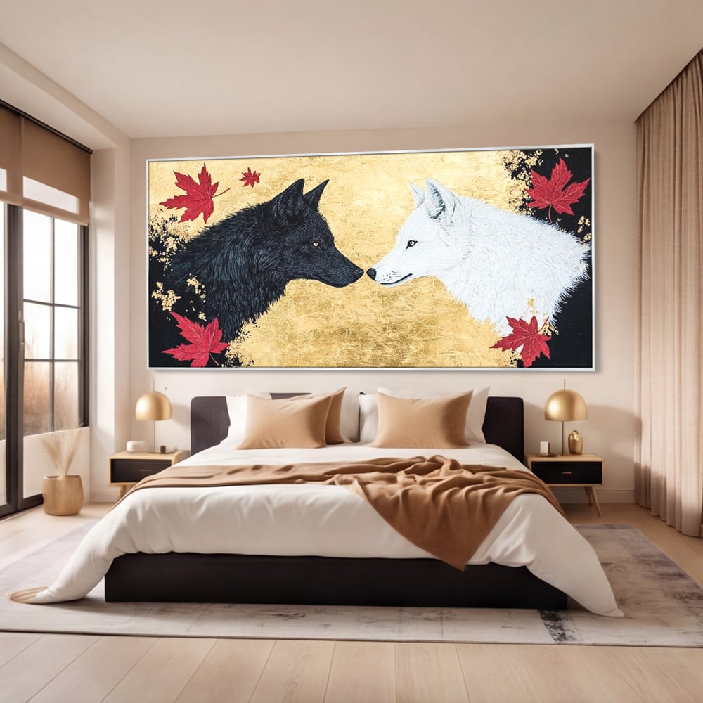 Tablou canvas cu tablou canvas cu doi lupi si frunze de artar, in rama de aluminiu argintiu, pe perete intr-un dormitor