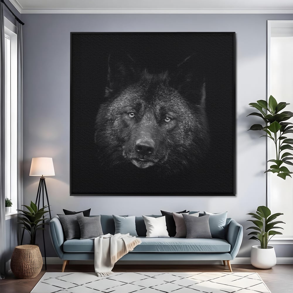 Tablou canvas cu tablou canvas cu portret de lup negru, in rama de aluminiu negru, pe perete intr-un living