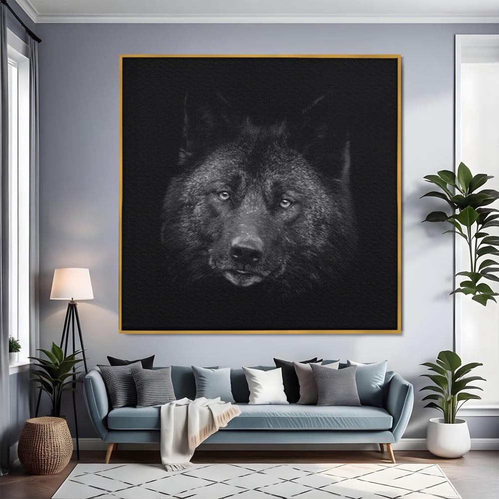 Tablou canvas cu tablou canvas cu portret de lup negru, in rama de aluminiu auriu, pe perete intr-un living
