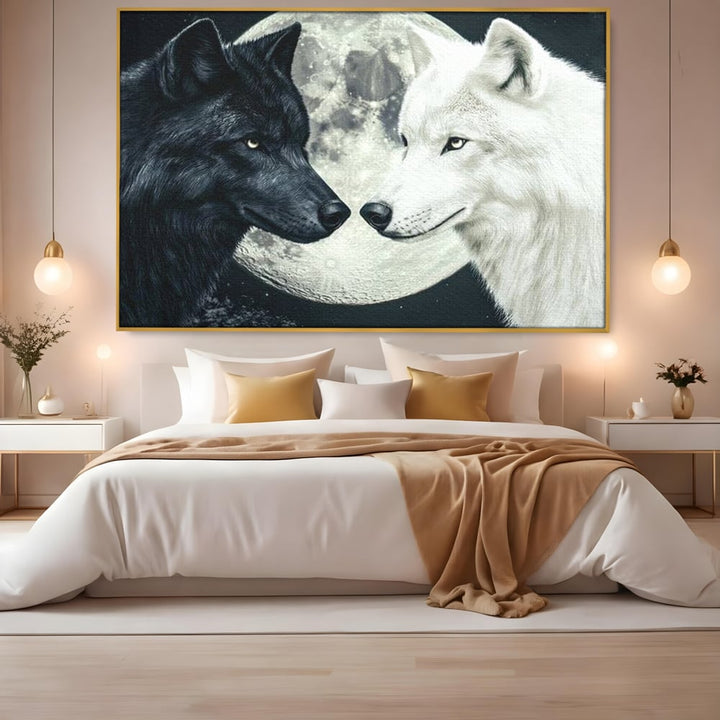 Tablou canvas cu tablou canvas cu doi lupi si luna plina, in rama de aluminiu auriu, pe perete intr-un dormitor