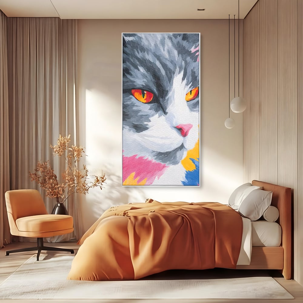 Tablou canvas cu tablou canvas cu portret de pisica, in rama de aluminiu argintiu, pe perete intr-un dormitor