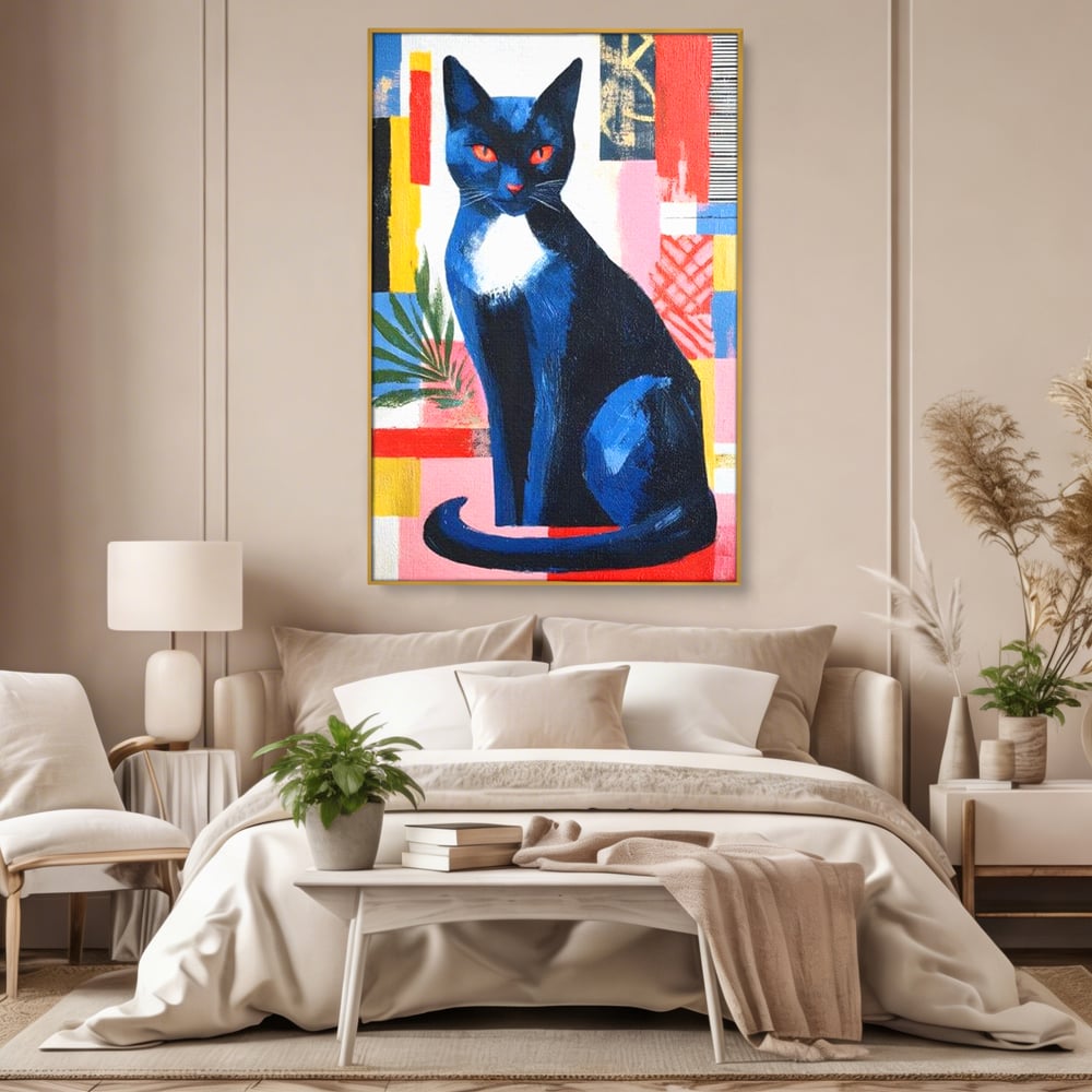 Tablou canvas cu tablou canvas cu pisica albastra stilizata, in rama de aluminiu auriu, pe perete intr-un dormitor