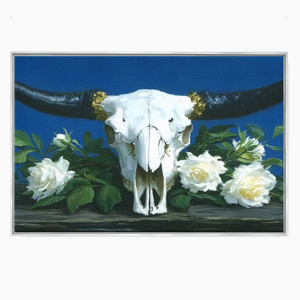 Tablou canvas cu pictura cu craniu de taur si trandafiri albi, in rama de aluminiu argintiu