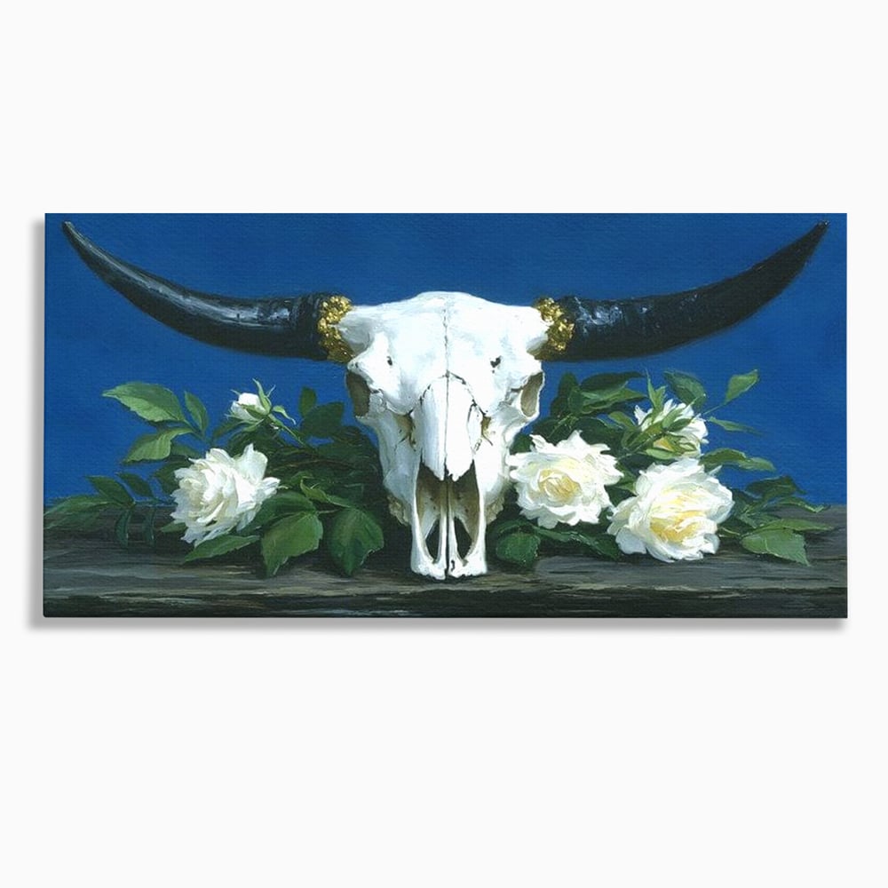 Tablou canvas cu pictura cu craniu de taur si trandafiri albi, fara rama, pe sasiu de lemn