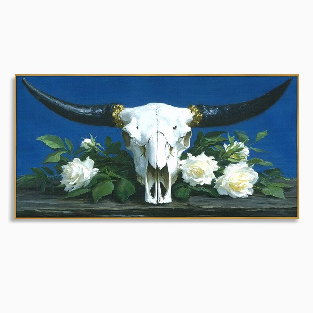 Tablou canvas cu pictura cu craniu de taur si trandafiri albi, in rama de aluminiu auriu