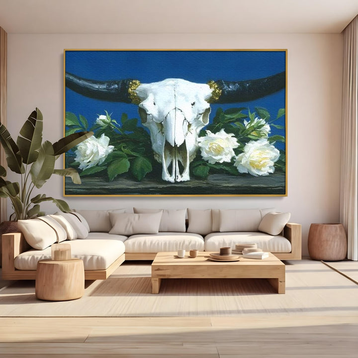 Tablou canvas cu pictura cu craniu de taur si trandafiri albi, in rama de aluminiu auriu, pe perete intr-un living