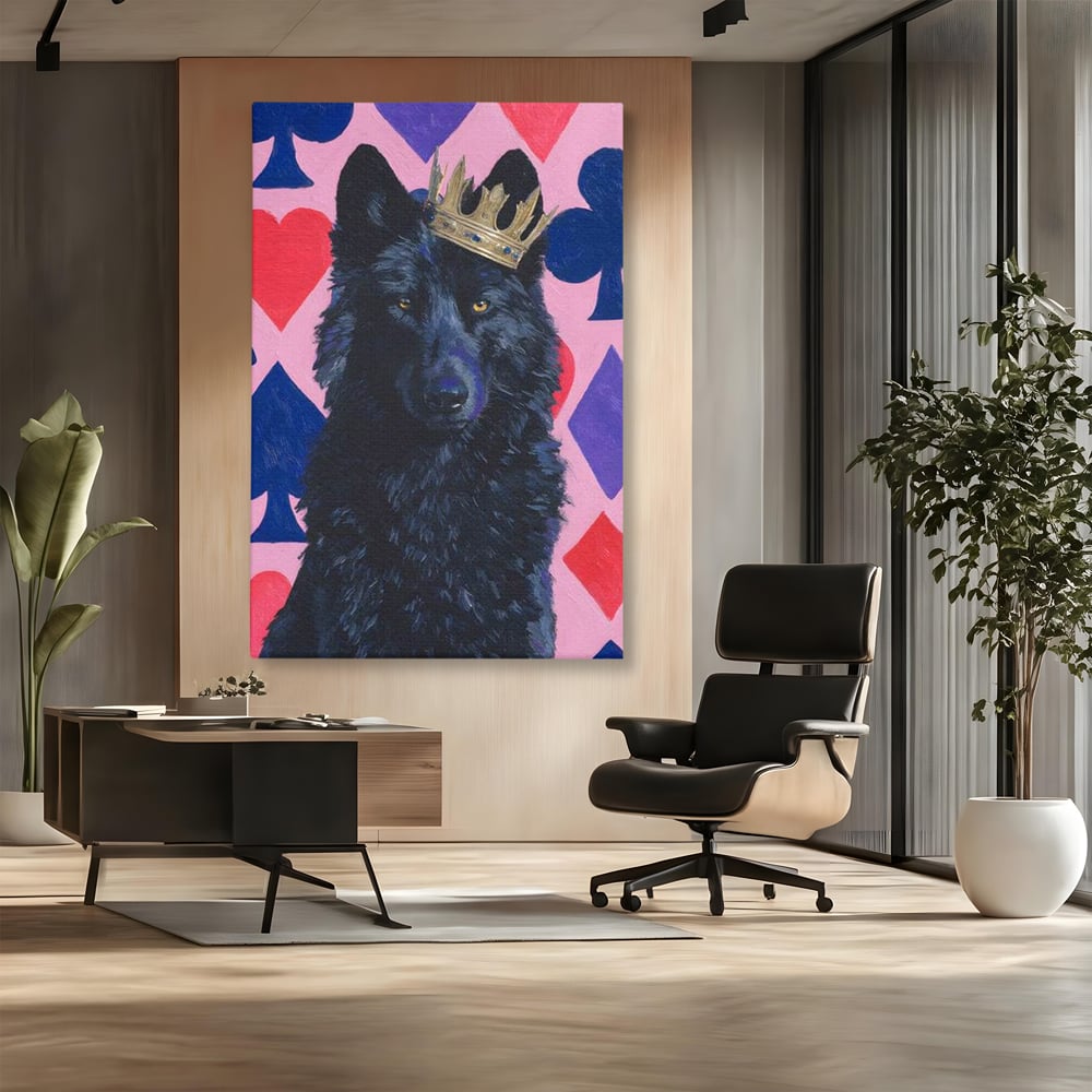 Tablou canvas cu tablou canvas cu lup negru purtand coroana aurie, fara rama, pe sasiu de lemn, pe perete intr-un birou